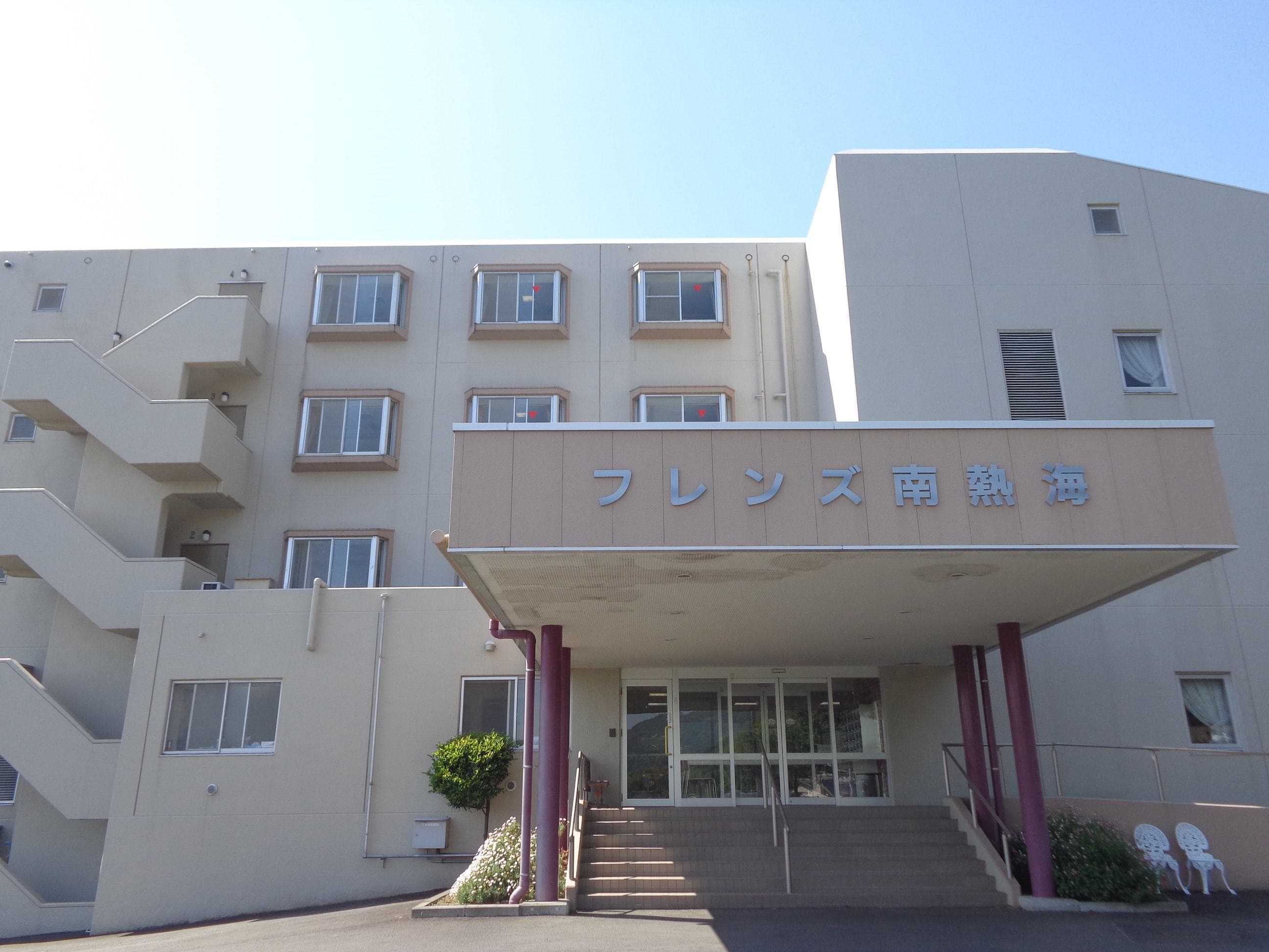 介護施設の建物外観。白壁のモダン建築で、玄関部分に施設名が表示されている。